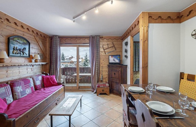 Appartement ski aux pieds avec piscine et spa - FR-1-566-51