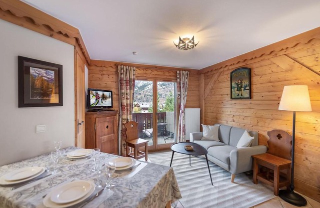 Appartement ski aux pieds avec piscine, spa et terrasse ensoleillée à Méribel Village - FR-1-566-57
