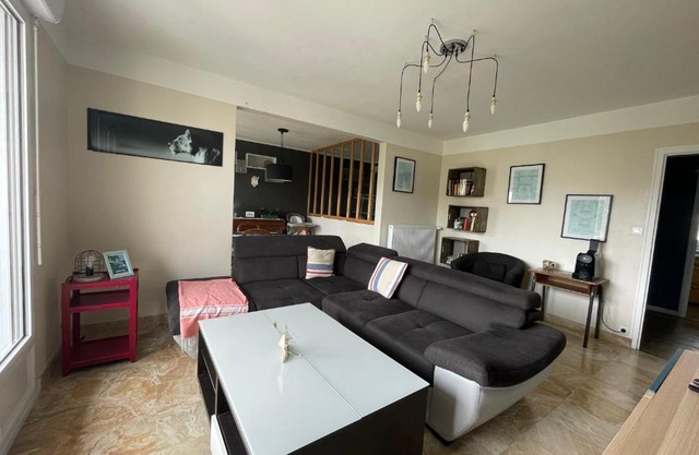 Appartement spacieux. P gratuit.plage à 13 min