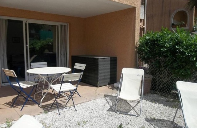 Appartement T2 avec jardin, parking privé, à 900m de la plage - Le Lavandou - FR-1-251-359