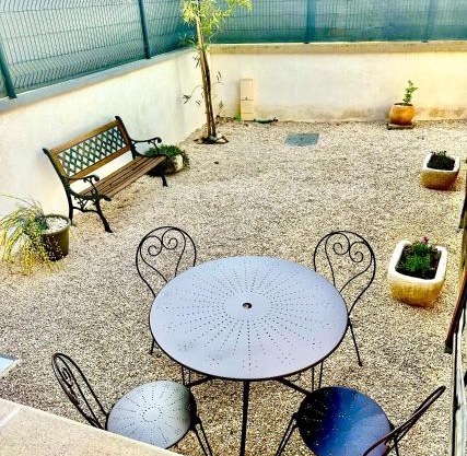 Appartement t2 avec terrasse et cour