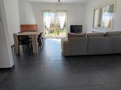 Appartement T4 à l'étage d'une villa avec piscine et jardin