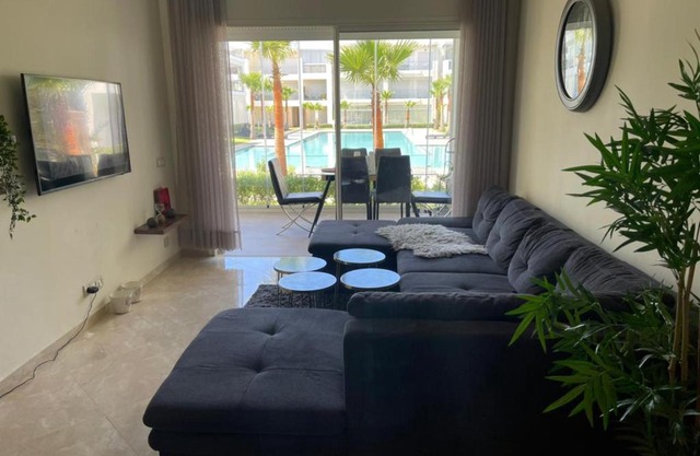 Appartement vue piscine bien équipé et bien ensoleillé
