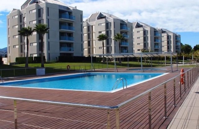 Apartamento de dos dormitorios en urbanización con pista padel.