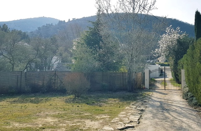 Appartment within villa between Aix-en-Provence and Marseille