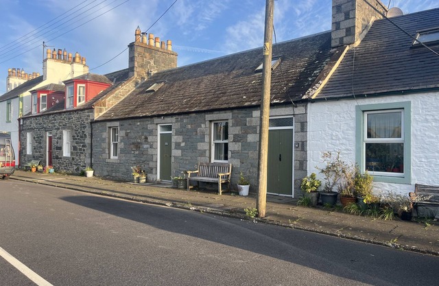 Apple cottage: A cosy cottage with log burners and mature garden. Pet-friendly.