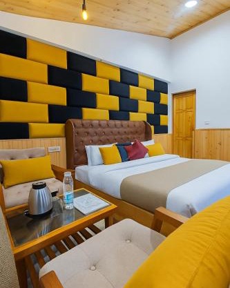 Apple Flower Himalayan Heights - Luxury Stay with Mountain Views, Parking & Garden