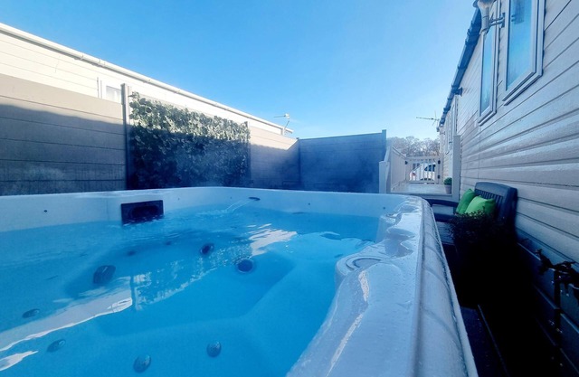 Apple Tree Lodge, Hot Tub, 3 Bedroom, 2 Bars