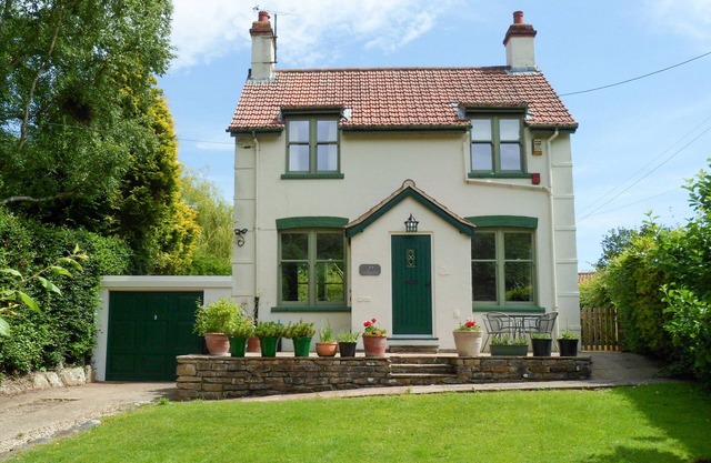 APPLEGARTH, pet friendly, character holiday cottage in Cloughton