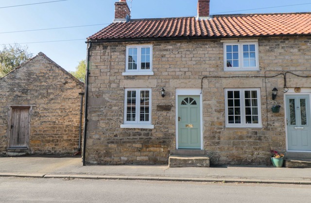 APPLETREE COTTAGE, family friendly, with a garden in Thornton Dale
