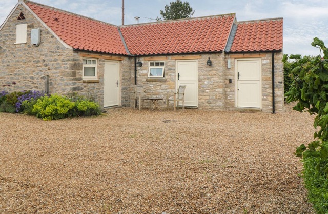 APPLEWOOD COTTAGE, pet friendly, with a garden in Helmsley