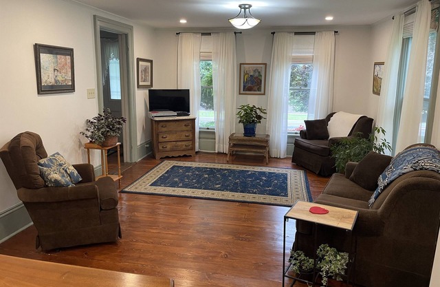 Applewood - Pristine Farmhouse across the street from CDP