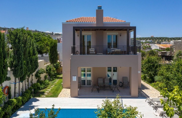 Villa a estrenar con piscina privada cerca de la playa y las instalaciones.