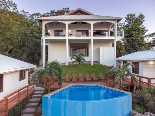 Apricari House Stunning Views 3 BDRM and Pool