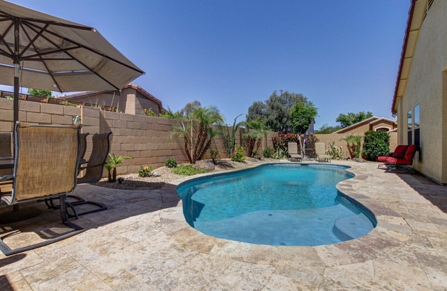 Oasis del patio trasero!, Piscina privada, ranchero remodelado, Lote de esquina con orientación sur