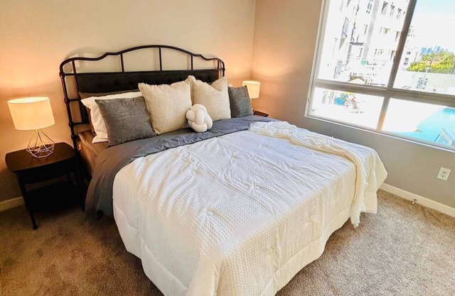 Aprt. Mid- Wilshire - Wake up to iconic views of downtown Los Angeles