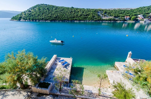 Apt. 1 with 3 bedrooms, 2 bathrooms, 10 meters from a private beach