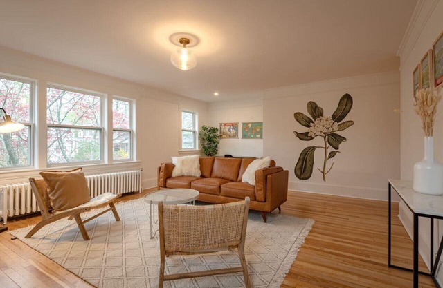 Apt 3 - Bright 2Bedroom Suite
