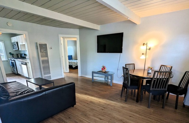Apt #4, 2 bedroom / 1 bathroom, 8 min to Downtown!