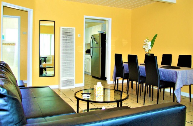 Apt #7, 2 bedroom / 1 bathroom, 8 min to Downtown!