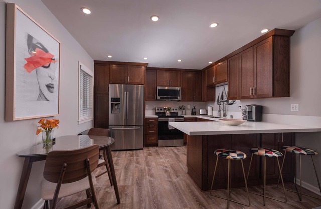Apt 7: Cozy Contemporary Family Beach Apartment