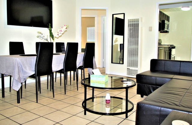 Apt #8, 2 bedroom / 1 bathroom, 8 min to Downtown!