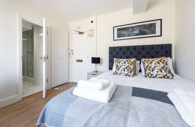 Apt 856 Chelsea Cloisters Sloane Avenue