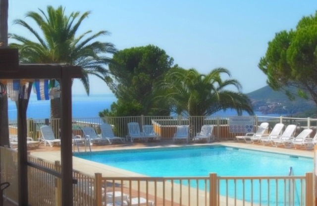 Apt F2 Magnífica zona ajardinada cerrada con vistas al mar y Estérel, gran piscina, ping po