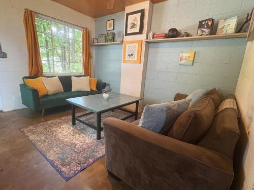 Apt on flower farm, Convenient & pet friendly