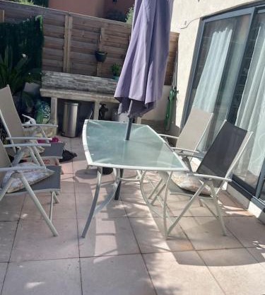 Apt Rez de jardin piscine dans résidence