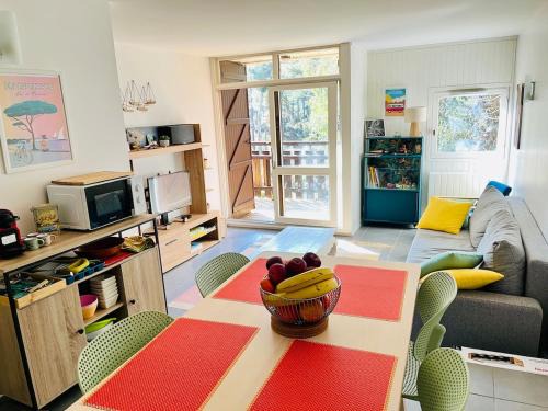 Apt T3 avec terrasse, sous les pins, au bord du lac et à 5 min de l'océan