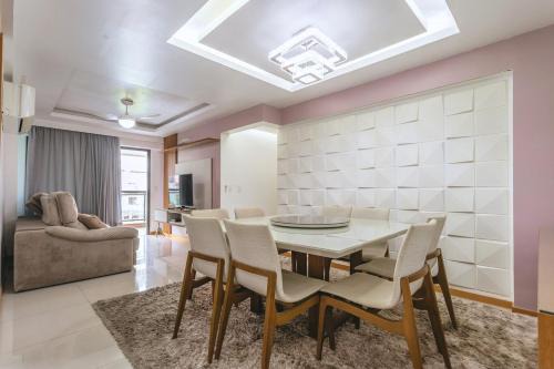 Apto com piscina, WiFi, ar-condicionado e garagem