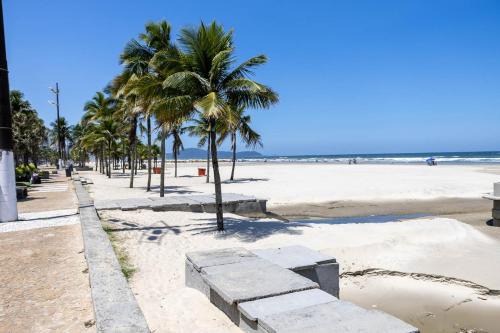Apto com wi-fi, ar cond e garagem a 100m da praia
