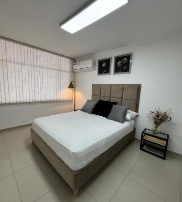 Apto estudio con parqueadero y wifi.