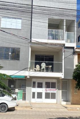 Apto no centro comercial de guriri, 2 garagens andar térreo