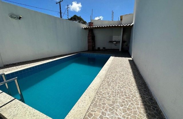 Apto no pavimento superior com 2 quartos (ambos com ar)com vista para o mar e internet privada 300MBPS. a aproximadamente 900m da praia de Taperapuã (Axé Moi), Residencial Vista Bela condomínio com piscina e área gourmet.