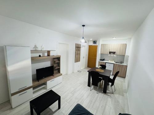 Aqua Apartments 3