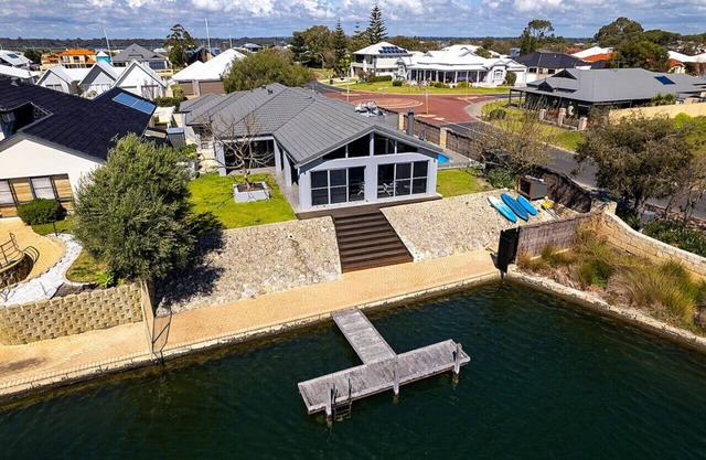 Aqua Tides- Family Home with Pool