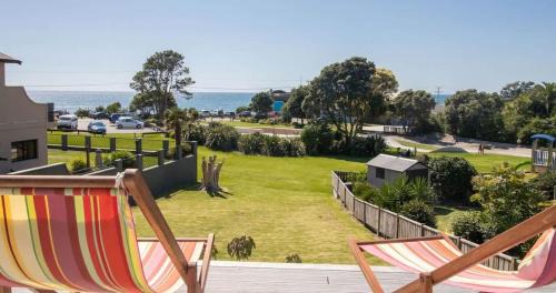 Aqua Vista On Arden - beachfront bach in Oakura