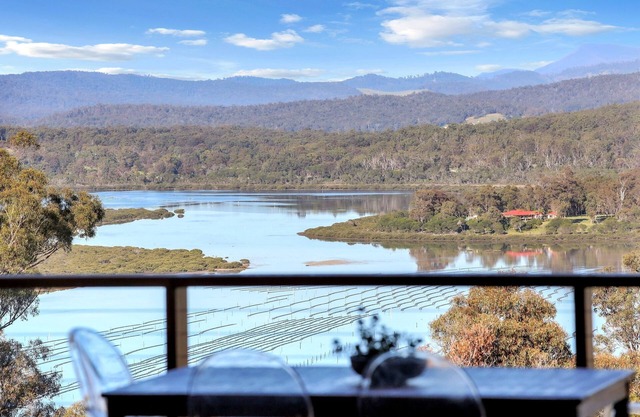 Aqua Vista - Pet friendly with yard and views