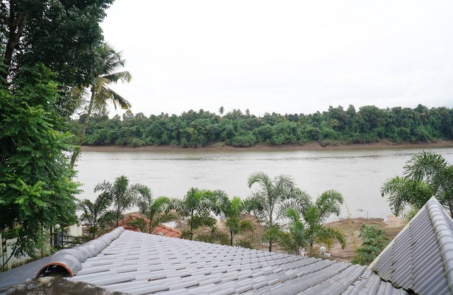 aqua water front resort una villa con vista al río periyar