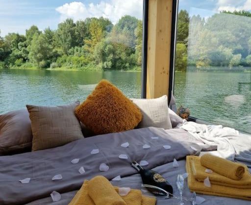 AQUACHILL houseboat & wellness