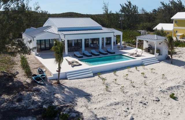 Aquamarine Villa, Newly Built Designer Home, Centrally Located on Tar Bay