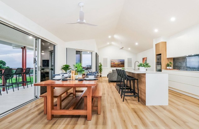 Aquatic Abode - stunning new 4 bedroom with air con & pool.