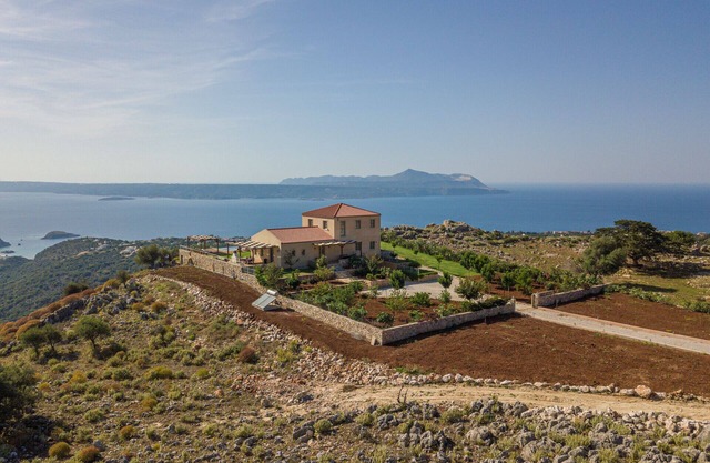 Aquila Villa, una nueva villa con impresionantes vistas panorámicas y una enorme piscina