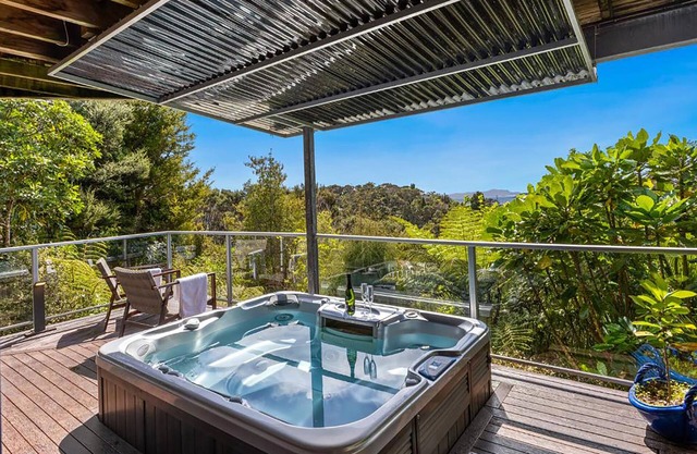 Quiet self contained studio unit in bush clad valley with sea views.