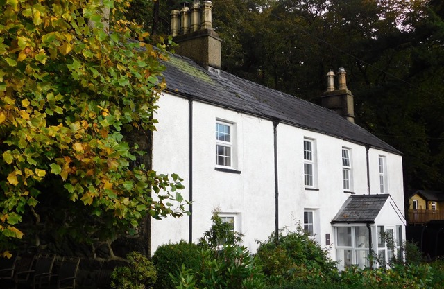 Aran Cottage - Sleeps upto 10 guests nr Mt Snowdon