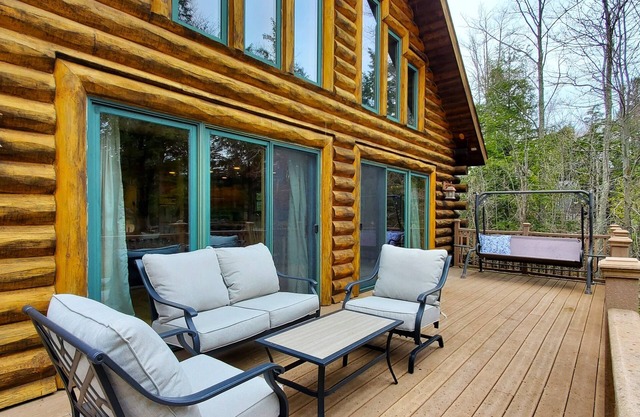 Arbor Lodge Lakehouse: Wooded Lodge with private beach access and dock on Big Platte Lake