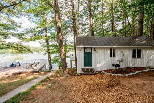 Arbutus Lakeside Stay-Pontoon Rentals-Near TC!