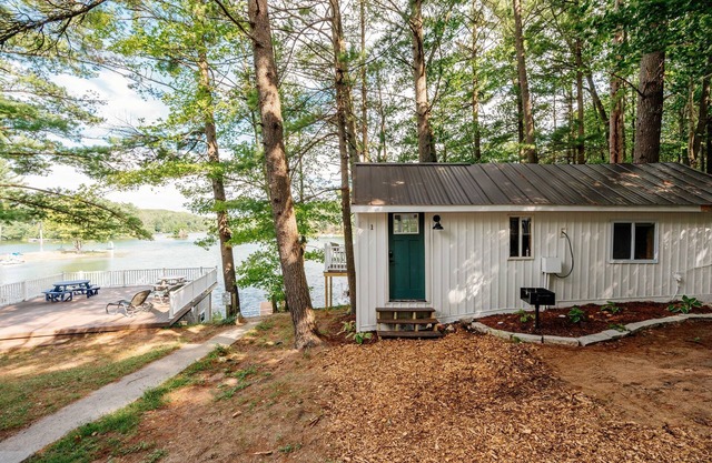 Arbutus Lakeside Stay-Pontoon Rentals-Near TC!